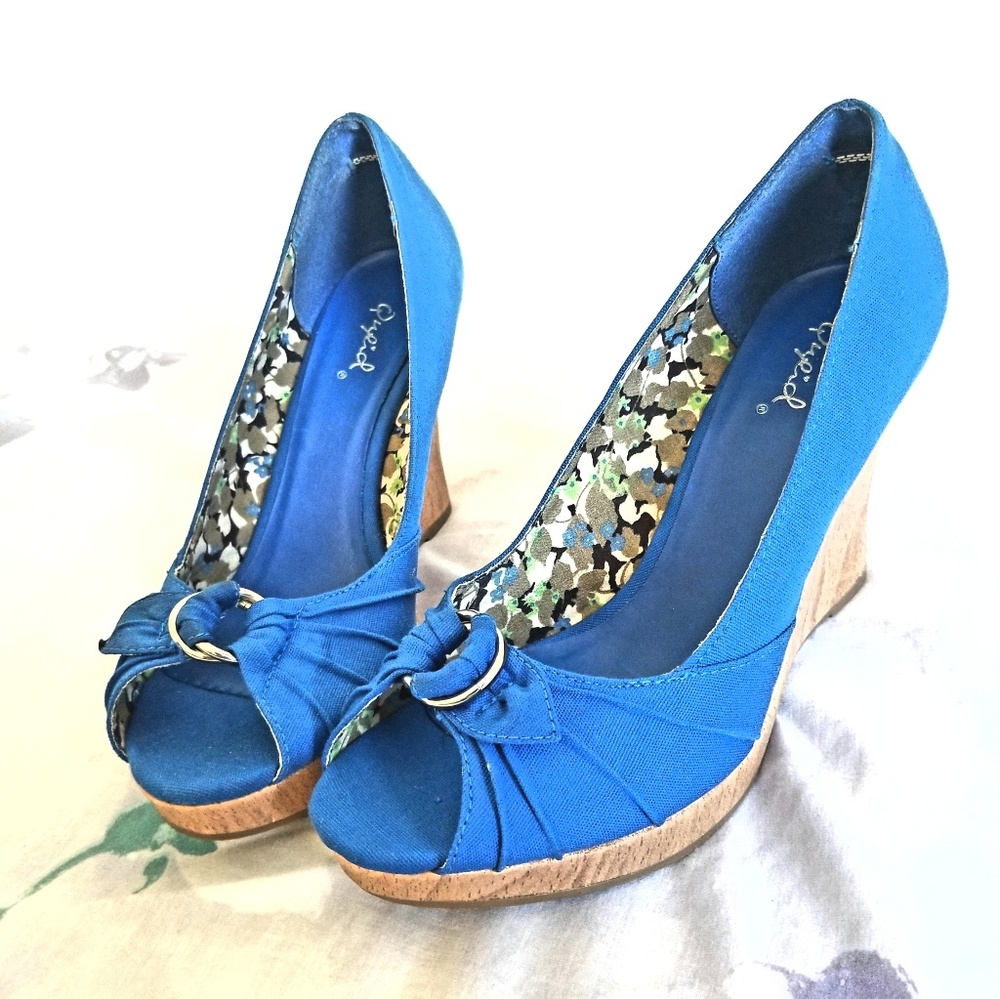 NWOT. Wedge shoes